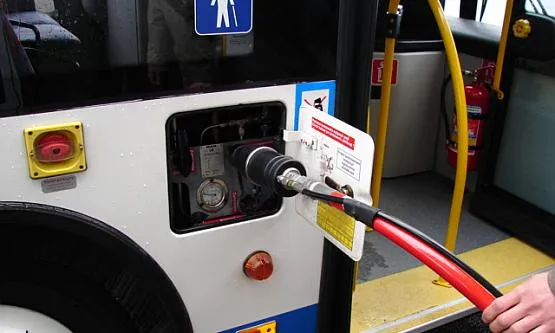 Tankowanie sprężonym gazem jednego autobusu trwa ok. 15 minut.