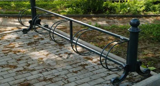 Świeżo oddany Park w Brzeźnie - Zarząd Dróg i Zieleni po raz kolejny zamontował stojaki rowerowe niezgodne ze standardami technicznymi zatwierdzonymi przez Prezydenta Miasta - także do uzytku w ZDiZ (stojak ma umożliwiać przypięcie ramy roweru kłódką szeklową u-lock)