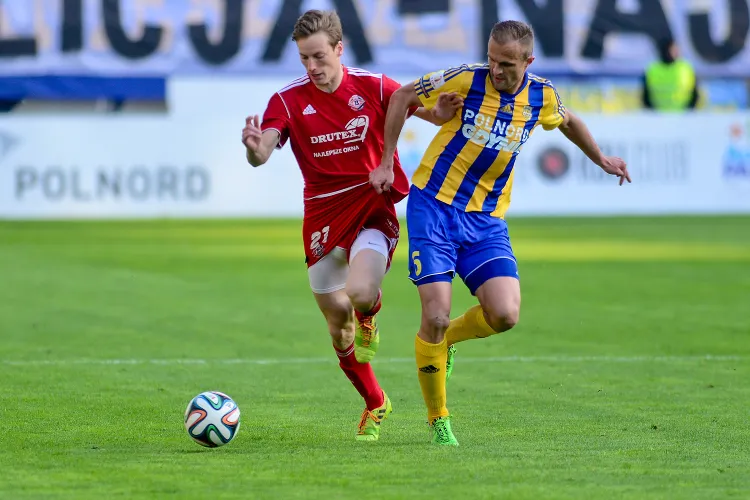 Tadeusz Socha (z lewej) pomógł w maju Bytovii wygrać w Gdyni 1:0. Jednak w sobotę za faworyta meczu w Bytowie uważa Arkę. 