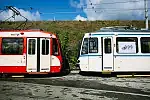 Po lewej N8C we współczesnych gdańskich barwach, po prawej tramwaj Grassa.