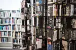 Księgozbiór Biblioteki Brytyjskiej liczy 11 tys. woluminów i ponad 5 tys. materiałów audiowizualnych, z czego większość stanowią kasety magnetofonowe.  