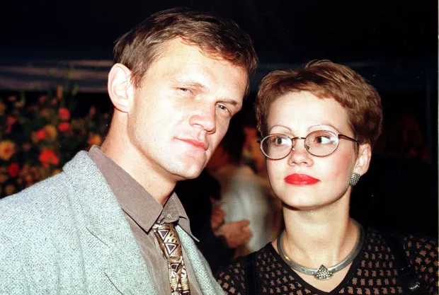 Cezary Pazura z ówczesną żoną, Weroniką Marczuk, na imprezie po premierze pierwszej części "Sztosu". Willa Hestia w Sopocie, 1997 rok. 