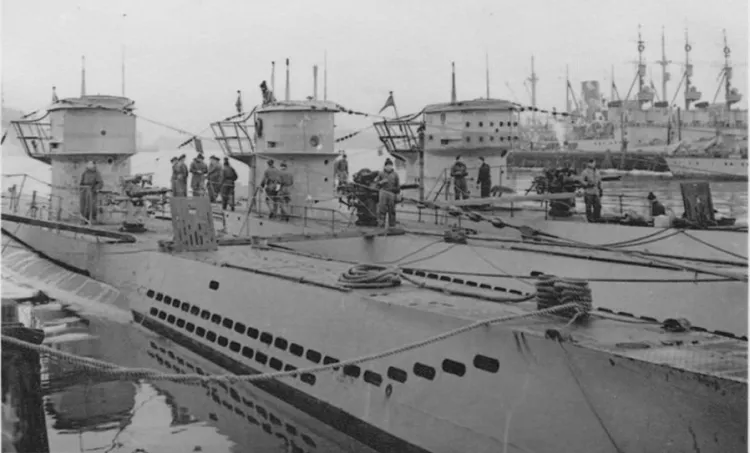 Trzy niemieckie łodzie podwodne w Gdyni. Po lewej prawdopodobnie U-469, w środku U-270, zaś po prawej U-630. Zdjęcie zostało wykonane w 1943 r., podczas ćwiczeń taktycznych z udziałem okrętów 27. Flotylli.