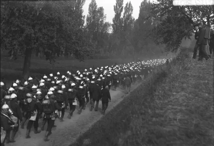 Żołnierze Armii Cesarskiej na manewrach pod koniec XIX wieku.