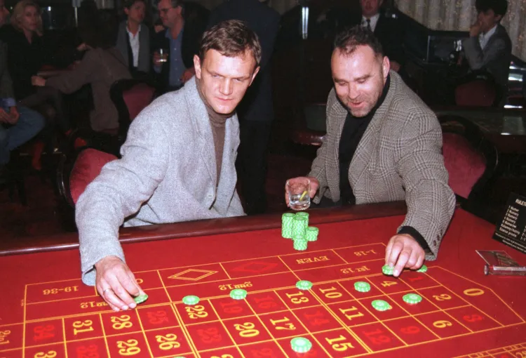 Cezary Pazura gra w ruletkę z Nikodemem "Nikosiem" Skotarczakiem w kasynie Jackpol na bankiecie podczas Festiwalu Filmów Fabularnych w Gdyni, 1996 rok. 