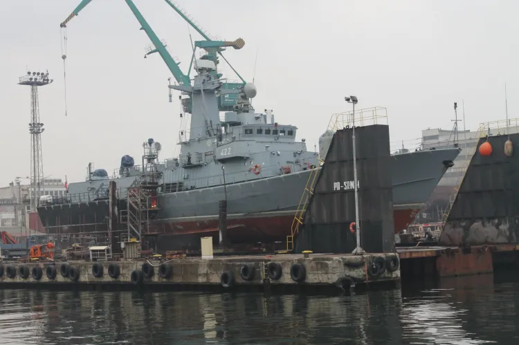 ORP Piorun ma 48,9 m długości i 8,65 m szerokości. Budowę okrętu rozpoczęto w niemieckiej stoczni, dokończono i wyposażono w 1994 r. w Stoczni Północnej w Gdańsku, dziś Remontowa Shipbuilding.