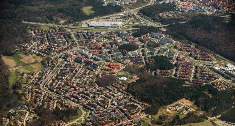 Mieszkańcy Dąbrowy zostaną zabezpieczeni przed hałasem dopiero gdy powstanie Trasa Kaszubska, która ma powstać najwcześniej w 2019 roku. 
