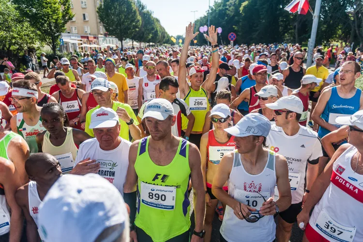 Popularność biegów długodystansowych w Trójmieście systematycznie rośnie. W niedzielnym półmaratonie w Gdańsku chęć startu zadeklarowało 4 tysiące osób. 