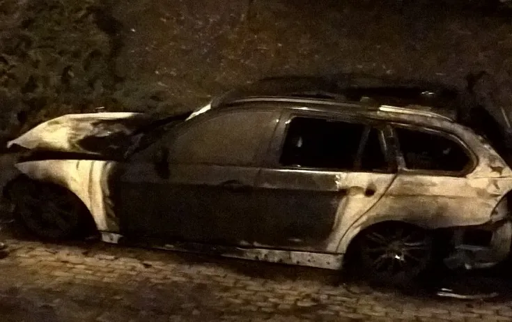 Pozostałości po spalonym samochodzie przy ul. Anny Jagiellonki.