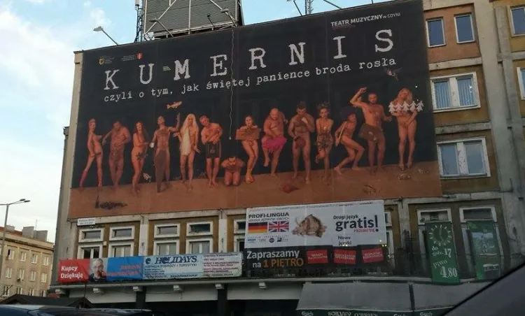 Wielkoformatowy billboard z nagimi aktorami wisi w Gdańsku na budynku przy skrzyżowaniu ulic Jaśkowa Dolina z Grunwaldzką. 