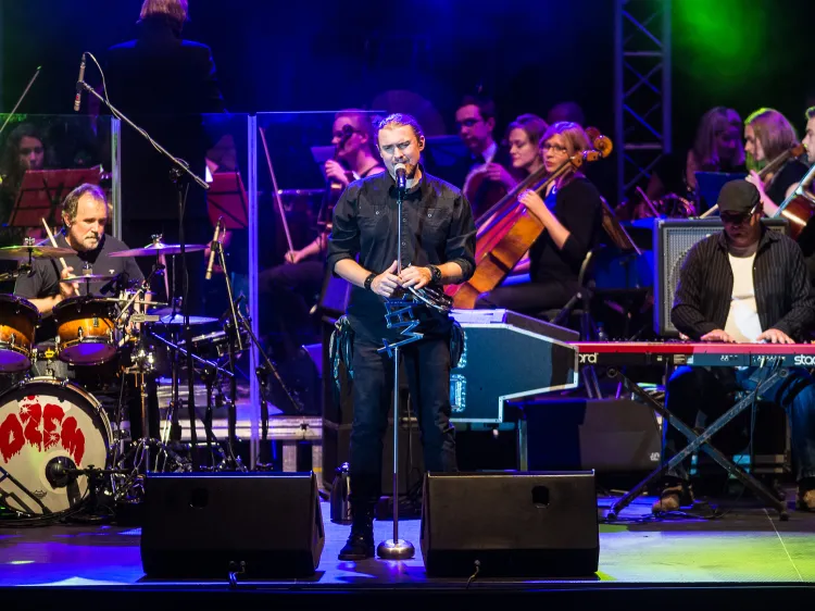 W piątkowy wieczór w Gdynia Arenie grupa Dżem wykonała swoje największe przeboje w symfonicznej odsłonie. 
