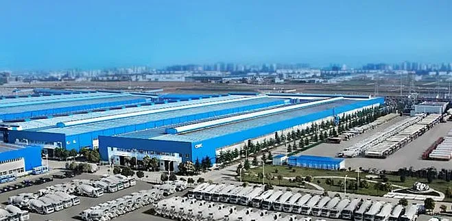 China International Marine Containers zajmuje się nie tylko produkcją kontenerów. Jest także największym producentem pojazdów, samochodów oraz naczep w Chinach. Kapitał zakładowy CIMC wynosi ok. 30 mln dolarów, a spółka zatrudnia ponad 60 tys. pracowników.