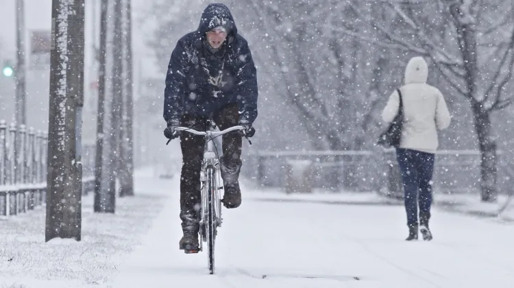 Gdańsk usiłuje dorównać miastom europejskim i odśnieża zimą najważniejsze ścieżki rowerowe.