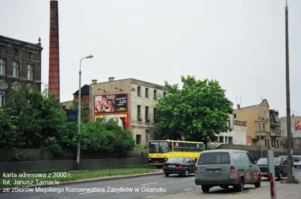 Opuszczone budynki pralni i farbiarni widziane od strony Traktu Świętego Wojciecha. Po lewej stronie widoczny ceglany komin zakładu. Zdjęcie z 2000 r.