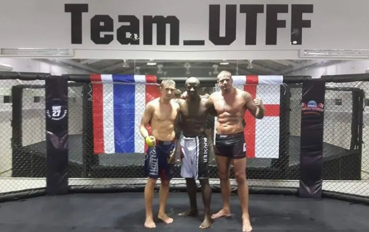 Do najbliższej gali UFC Piotr Hallmann (z lewej) przygotowywał się w Tajlandii.