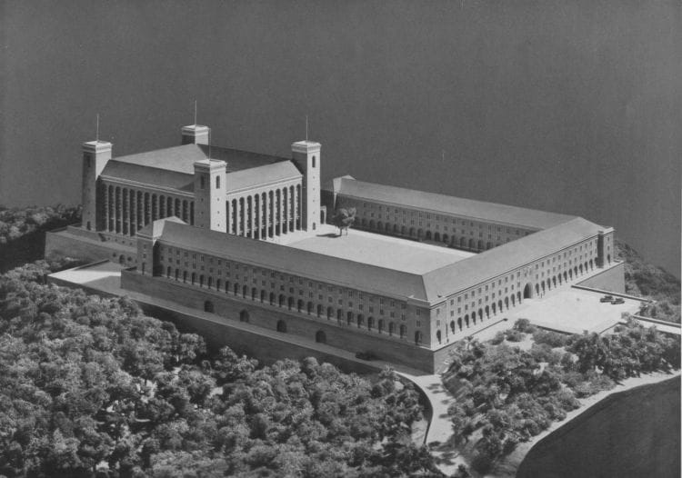 Model głównego budynku Szkoły Wojennej Niemieckich Wojsk Lądowych z 1940 r. Obiekt miał stanąć na wzgórzu, na granicy Strzyży i Oliwy. Ze zbiorów BG PAN.