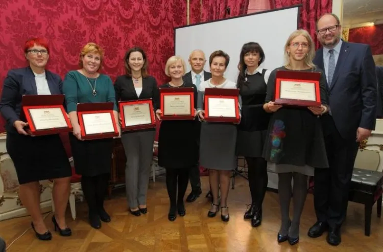Nagrodzone i wyróżnione pracownice gdańskiej służby zdrowia za wybitne osiągnięcia i szczególny charakter pracy na rzecz pacjenta.