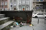 Śmieci przed kamienicą przy ulicy Chlebnickiej 24/25
