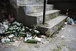 Śmieci przed kamienicą przy ulicy Chlebnickiej 24/25