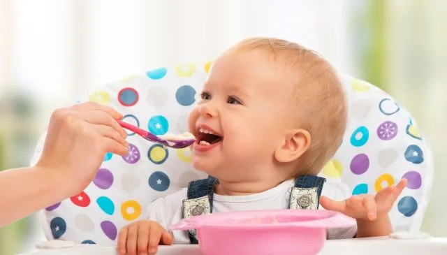 Kiedy wprowadzić do diety dziecka produkty stałe, a kiedy gluten? Żeby uniknąć błędów, warto zapoznać się z zaleceniami Towarzystwa Gastroenterologii, Hepatologii i Żywienia Dzieci.