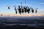 Widoki podczas skoków spadochronowych często zapierają dech w piersiach.