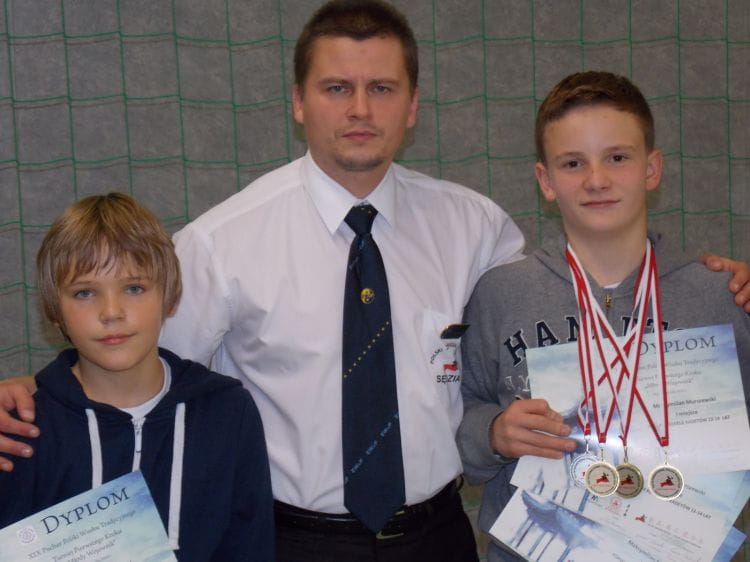 Na zdjęciu od lewej: Maksymilian Dziecielski, trener Krzysztof Brzozowski, Maksymilian Murszewski