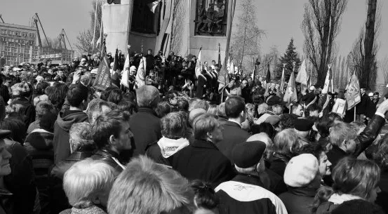 Kilka tysięcy mieszkańców Trójmiasta udało się po mszy w Bazylice Mariackiej pod Pomnik Poległych Stoczniowców w Gdańsku.