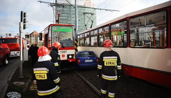 Na Wałach Piastowskich samochód zakleszczył się pomiędzy dwoma tramwajami.