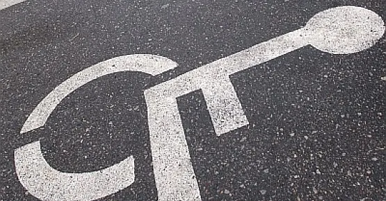 Takie miejsca do parkowania często zastawiane są przez fałszywych niepełnosprawnych.