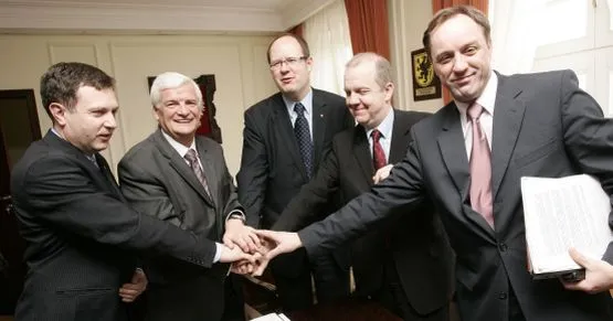 Mieczysław Struk (pierwszy z prawej)  przejmie schedę po marszałku Janie Kozłowskim (drugi z lewej).