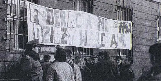 Młodzi ludzie okupowali KW PZPR w Gdańsku tylko przez kilka godzin, ale dzięki ich akcji przetrwało wiele kilometrów partyjnych archiwów w całym kraju.