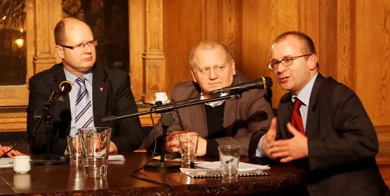 W Ratuszu Staromiejskim na pytania mieszkańców Gdańska odpowiadali Paweł Adamowicz i jego zastępcy - Wiesław Bielawski i Maciej Lisicki.