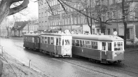 W 1878 roku uruchomiono linię tramwaju konnego na Orunię, a w 1896 r. regularne połączenie tramwajów elektrycznych - jadąc do Gdańska, musiały pokonać aż 3 mijanki. Po raz ostatni tramwaje jechały na tej trasie w 1971 roku.
