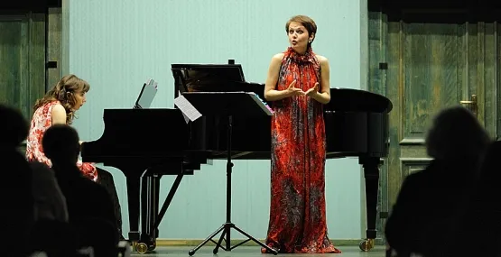 Olga Pasiecznik wystąpi jako solistka podczas piątkowego koncertu w Filharmonii Baltyckiej, gdzie zaśpiewa &#8222;Siedem wczesnych pieśni&#8221; Berga.