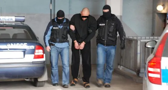 Podejrzany o zabójstwo prowadzony przez gdańskich policjantów.