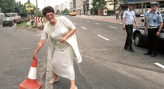 Franciszka Cegielska otwiera po remoncie ulicę Władysława IV w 1997 roku.
