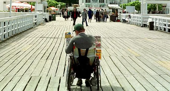 Niepełnosprawni zajmują się czasami handlem na własną rękę.
