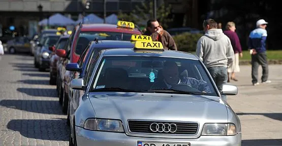 Taksówkarze tłumaczą, że muszą podnosić ceny, by przeżyć i wymieniać samochody.