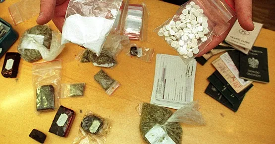 W ostatnich latach znacznie więcej osób skazywano za posiadanie narkotyków niż za handel nimi. 