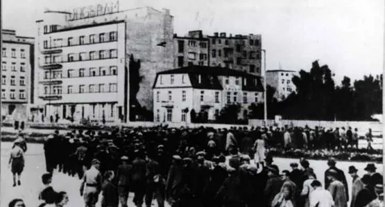 Zatrzymani gdynianie na skwerze Kościuszki wrzesień 1939 r.