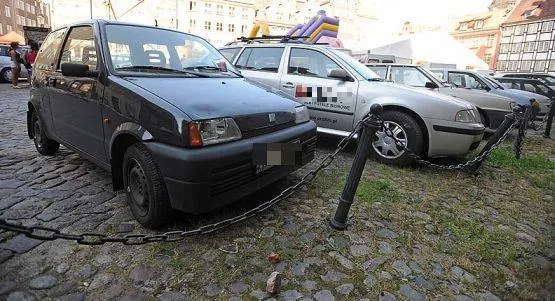 Cegła z Bazyliki Mariackiej w Gdańsku obluzowała się z profilowanego zwieńczenia okna i runęła prosto na zaparkowany pod kościołem samochód.