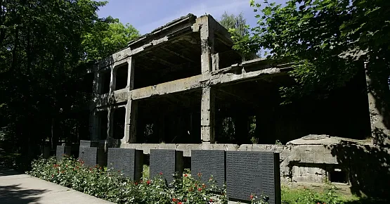 Z koszar,  które po wojne zostały celowo &#8222;stylizowane&#8221; pociskami na ruinię, wydobyto ponad 4 tysiące niewypałów. 