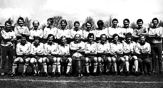 Piłkarze Arki Gdynia ze zdobytym w 1979 roku Pucharem Polski.