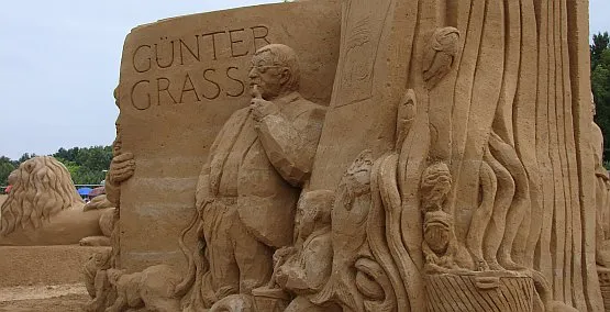 W ubiegłym roku na plaży w Jelitkowie stanęły rzeźby znanych gdańszczan, m.in. Güntera Grassa.