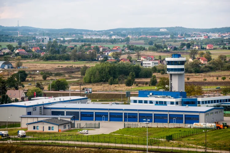 Dalsza rozbudowa lotniska może sprawić, że konieczna będzie budowa nowej wieży kontroli lotów, po drugiej stronie pasa startowego.