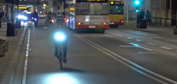 Dobre oświetlenie rowerzysty jest po zmroku konieczne.