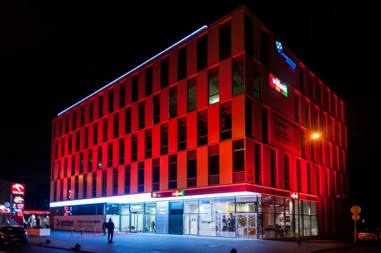 Czerwone oświetlenie elewacji biurowca to wyjątkowa oprawa z okazji oficjalnego otwarcia budynku. 