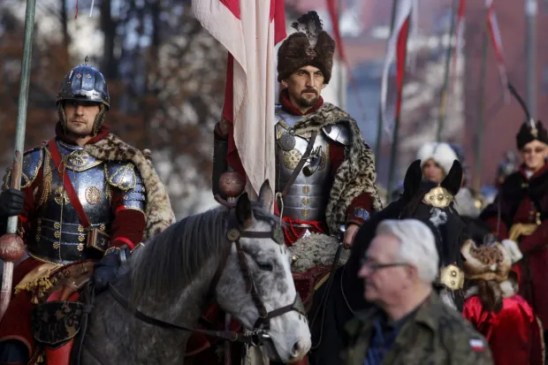 W paradach licznie biorą udział grupy rekonstrukcyjne, piesze konne i zmotoryzowane w strojach i mundurach z różnych epok historii Polski. 
