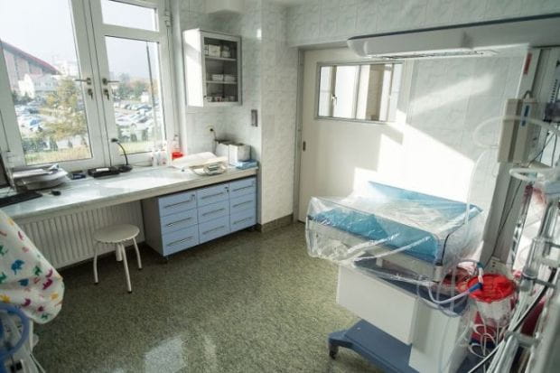 Szpital św. Wojciecha chwali się dobrym zapleczem w postaci oddziału intensywnej terapii noworodkowej z doświadczoną kadrą neonatologów, którzy zapewniają odpowiednią opiekę po porodzie dla wcześniaków.