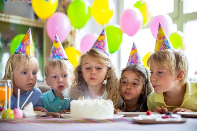 To, że nie wszystkich zaprasza się na urodziny oczywiste jest dla osób dorosłych. Zdarza się, że brak zaproszenia, podczas gdy wszyscy wokół przeżywają nadchodzące przyjęcie, może wywołać u dziecka przykre i trudne do przyjęcia uczucia.